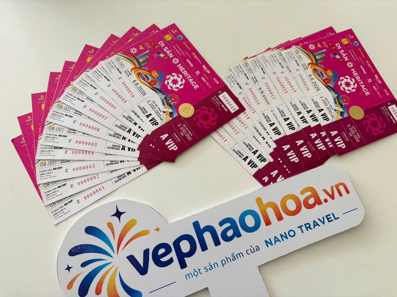 Vé vào cửa DIFF, với thiết kế màu sắc nổi bật và logo của NANO Travel, tạo điểm nhấn cho trải nghiệm du lịch.